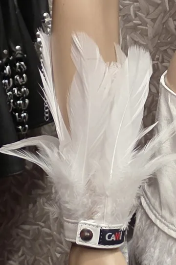 Feder Armstulpen 01 weiß