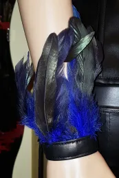 Feder Armstulpen 01 schwarz/blau