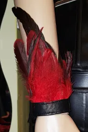 Feder Armstulpen 01 schwarz/rot